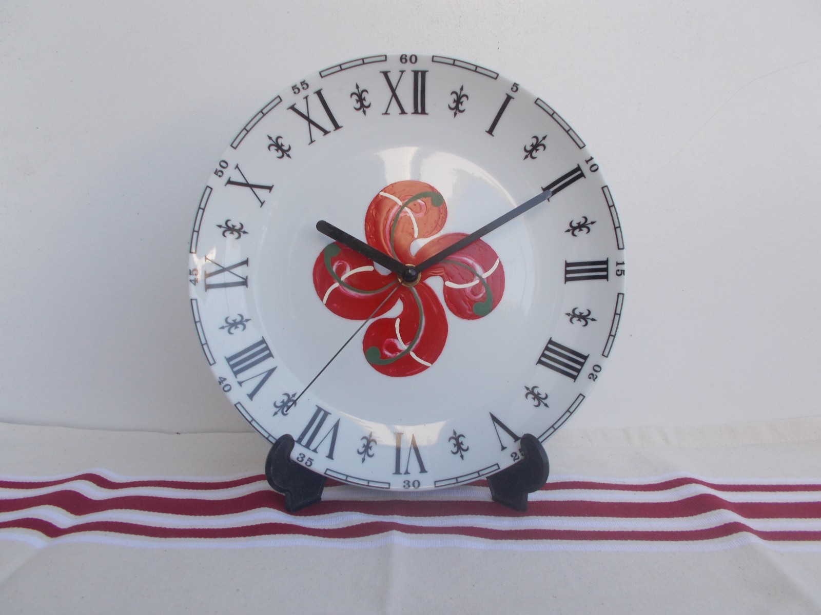 Horloge croix basque en céramique blanche pour une décoration de cuisine