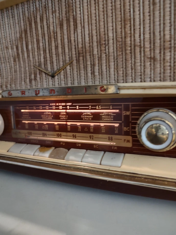 Radio Grundig Modelo 97 EE. UU. De Colección Tubos Funciona/Se Necesita Reparación Foto 4 de 4