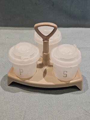 Tupperware dreiteiliges Kruzifix Set auf beigem Ständer Salz Pfeffer Senftöpfe selten
