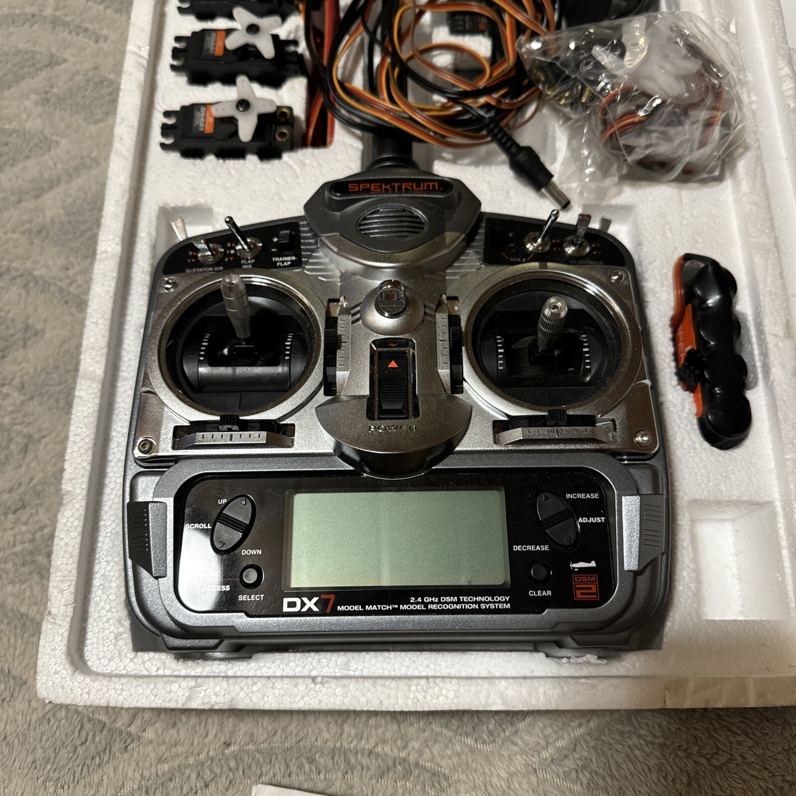 Spektrum RC DX7 2.4GHz DSM2 7Ch Radio Aircraft System 4DS821 Servos