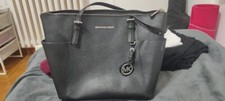 BORSA MICHAEL KORS JET SET, NERA A SPALLA CON CHARM LOGO DORATO, USATA