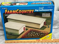 Farm Country HOG CONFINEMENT Set VERY RARE Unopened 1:64 ERTL NIB Pig Building