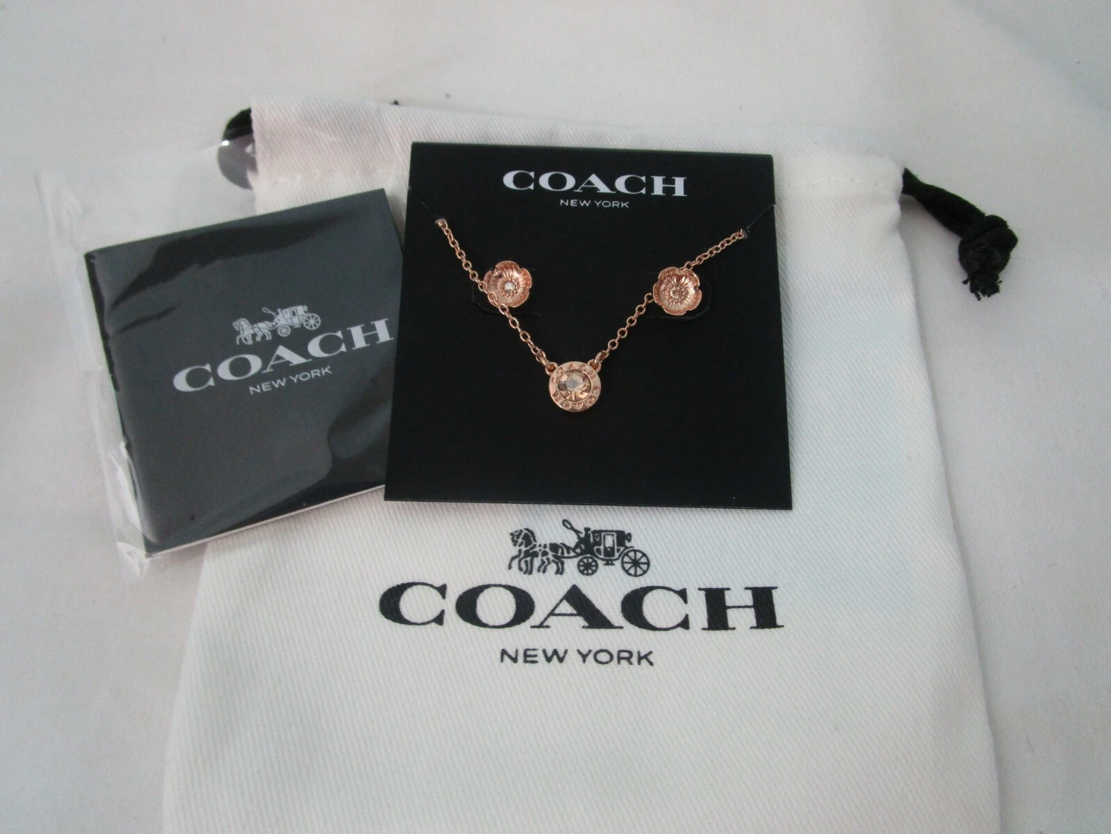 Collana Orecchini Coach Rose Oro Cerchio Aperto Tè Rosa Borchie Nuovi Prezzo al dettaglio al dettaglio $125