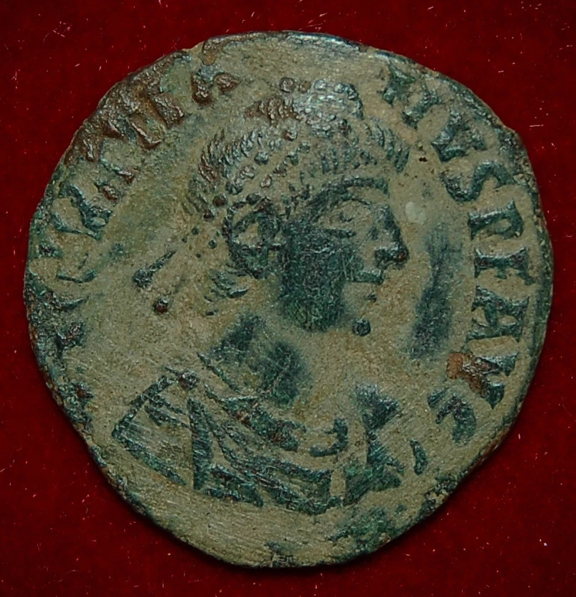 Antigua moneda del Imperio Romano de Victoria GRACIANA sosteniendo corona y palma en reverso Foto 3 de 4