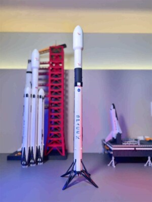 1:144 SpaceX Falcon 9 Dragon F9 Rocket Model Painted Foldable