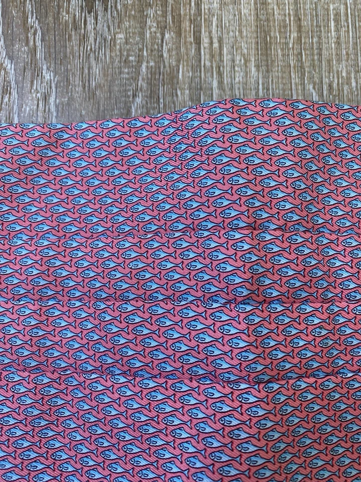 Vineyard Vines Cummerbund Rosa Azul Pez Patrón Seda Usado en Excelente Condición Foto 2 de 4