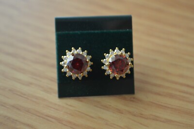 2,30ct Rot/Weiß Moissanit Solitär Ohrringe 14K Gelbgold über Feinsilber