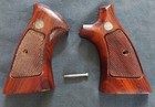 FACTORY SMITH &WESSON N FRAME REVOLVER GRIPS CHECKERED PISTOL MATCHING PAIR — photo 1