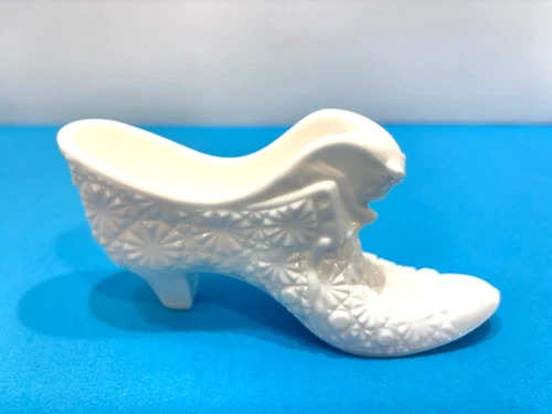 Vintage Fenton Shoe Figure White Milk Glass Daisies & Cat 6" Long
