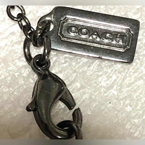Collar largo de cadena de metal armado con logotipo de Coach Foto 3 de 4