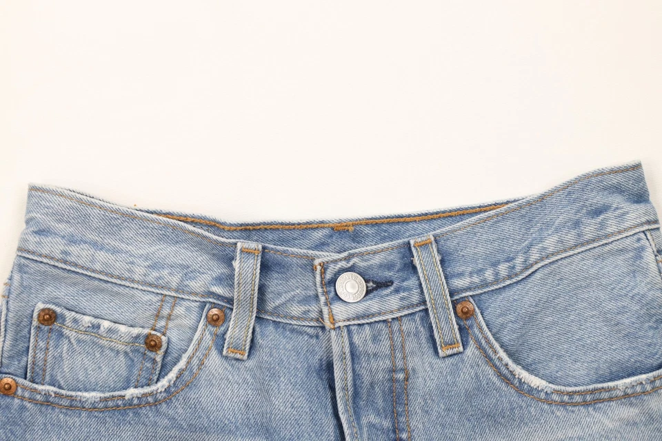 Pantalones cortos vaqueros vintage Y2K Levis 501xx para mujer con 24 botones con flores cortadas Foto 2 de 4