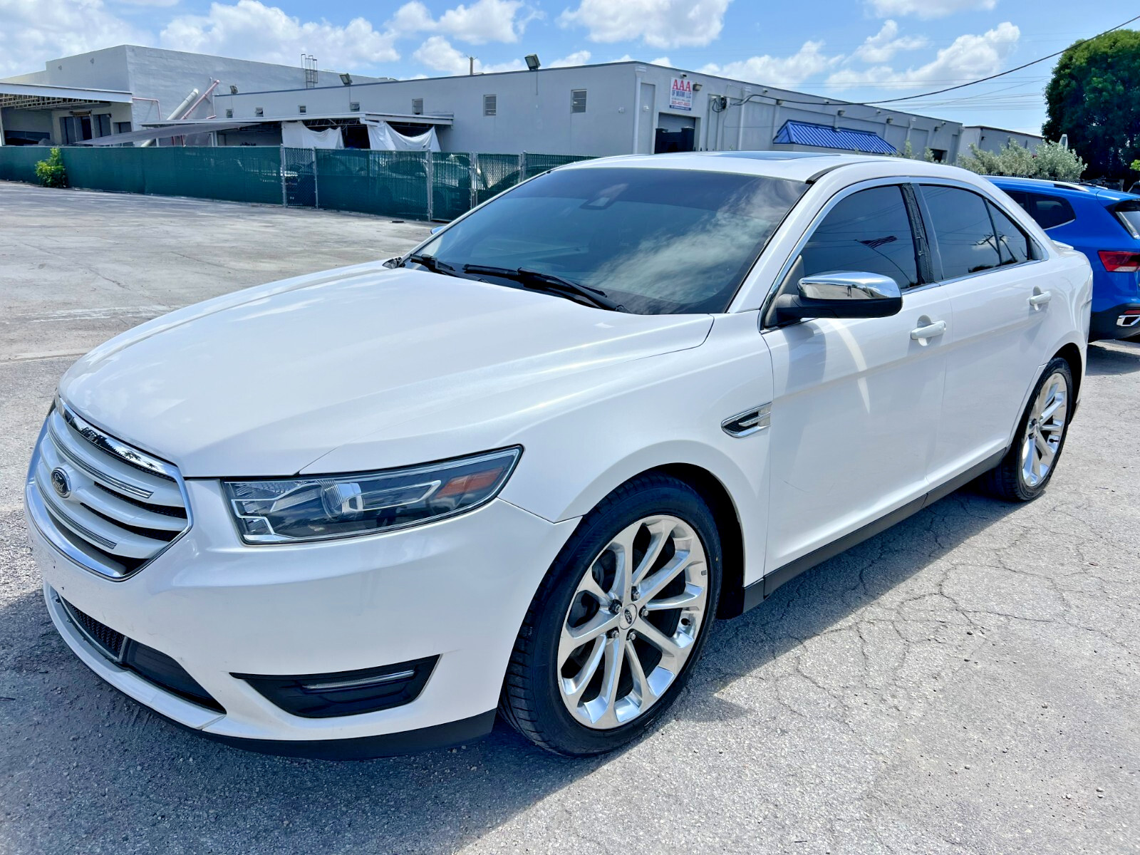 Ford Taurus - Image 4
