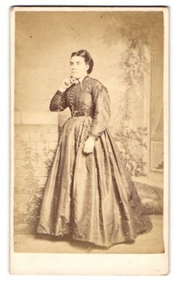 Fotografie Stuart Brothers, Knightsbridge, Portrait Dame im Biedermeierkleid po 