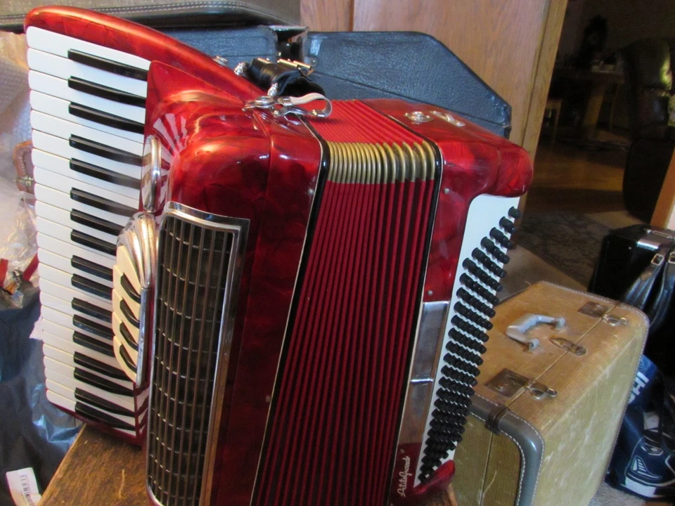 Acordeón Lo Duca Bros. 120 bajos, 16,5" KB,.3/5 cañas, LMH, buen estado Foto 4 de 4