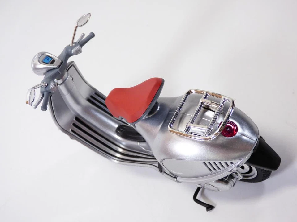 Scooter Piaggio VESPA 946 blanc gris argent 1/12 - Immagine 3 di 4