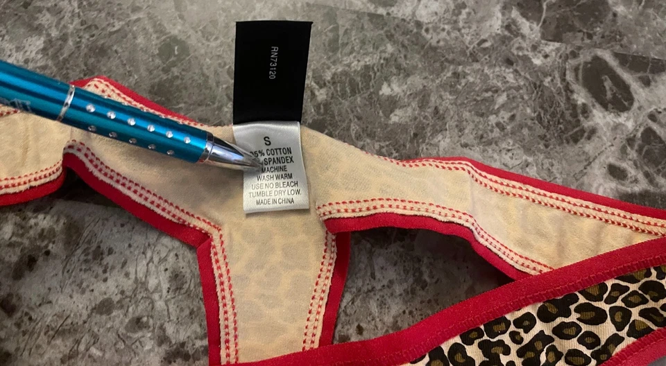 CALCINHA TANGA RARA VINTAGE LEOPARDO VERMELHO CHITA FREDERICK'S OF HOLLYWOOD S NOVA SEM ETIQUETAS - Imagem 3 de 4