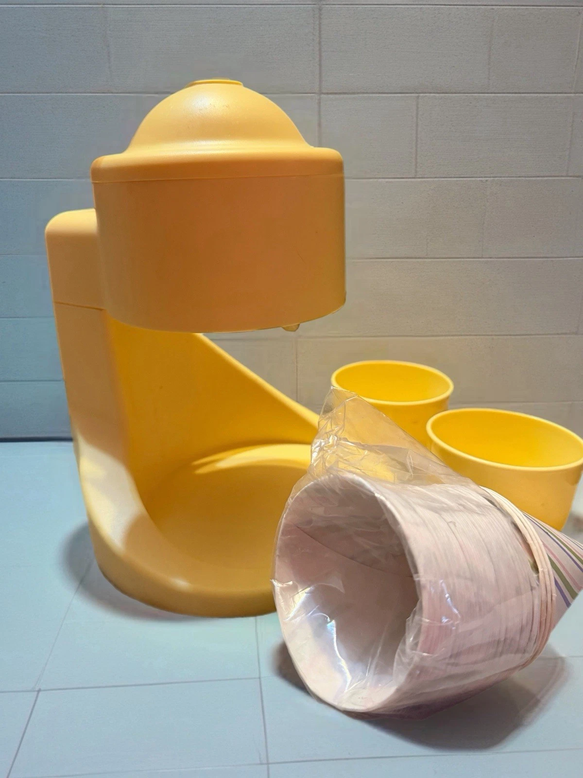 Williams Sonoma Hand Crank Snow Cone Maker Yellow w/ Bowls & Paper Cones