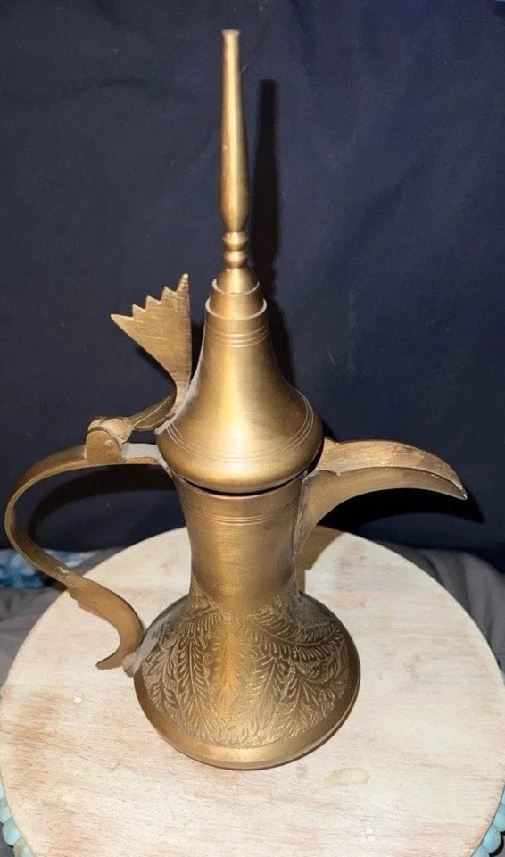 Cafetera decorativa vintage de latón Dallah árabe de Oriente Medio - diseño grabado Foto 2 de 4