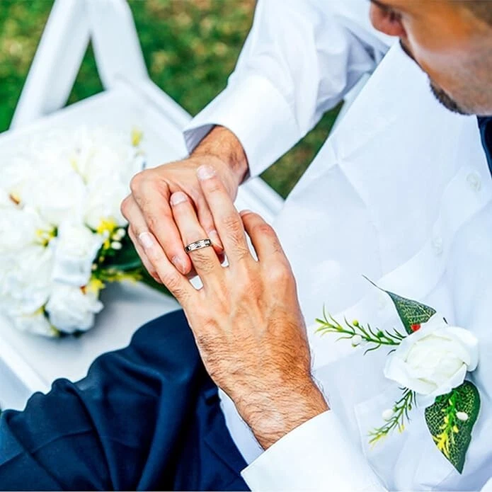 Alianza de boda de tungsteno con anillo de circonita cúbica de 8 mm para hombre cómoda plateada Foto 2 de 4