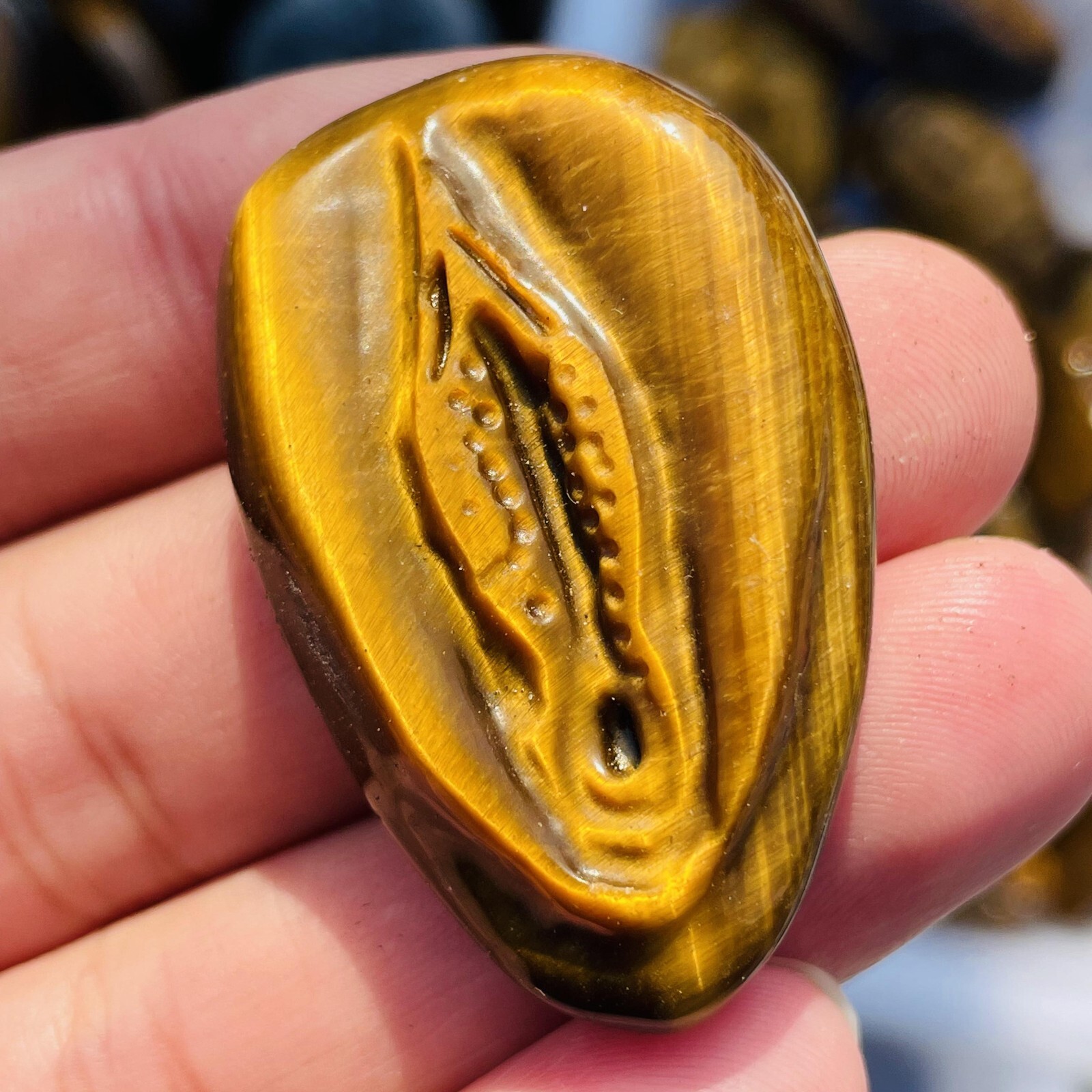 Natural tiger's-eye Quartz Hand Carved vagina Skull Crystal Reiki healing 1pc