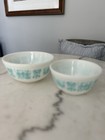 Pyrex 'Butterprint' mixing bowl with turquoise Amish folk art pattern — photo 3