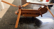 Maquette hélicoptère de bureau CH-47 Chinook bois acajou manque 1 roue ��