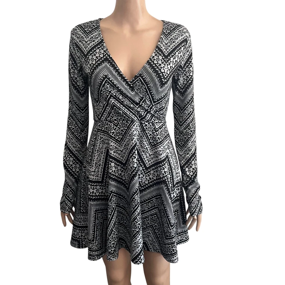 Vestido Prince & Fox Feminino Médio Preto Branco Estampa Geométrica Manga Longa Linha A - Imagem 2 de 4