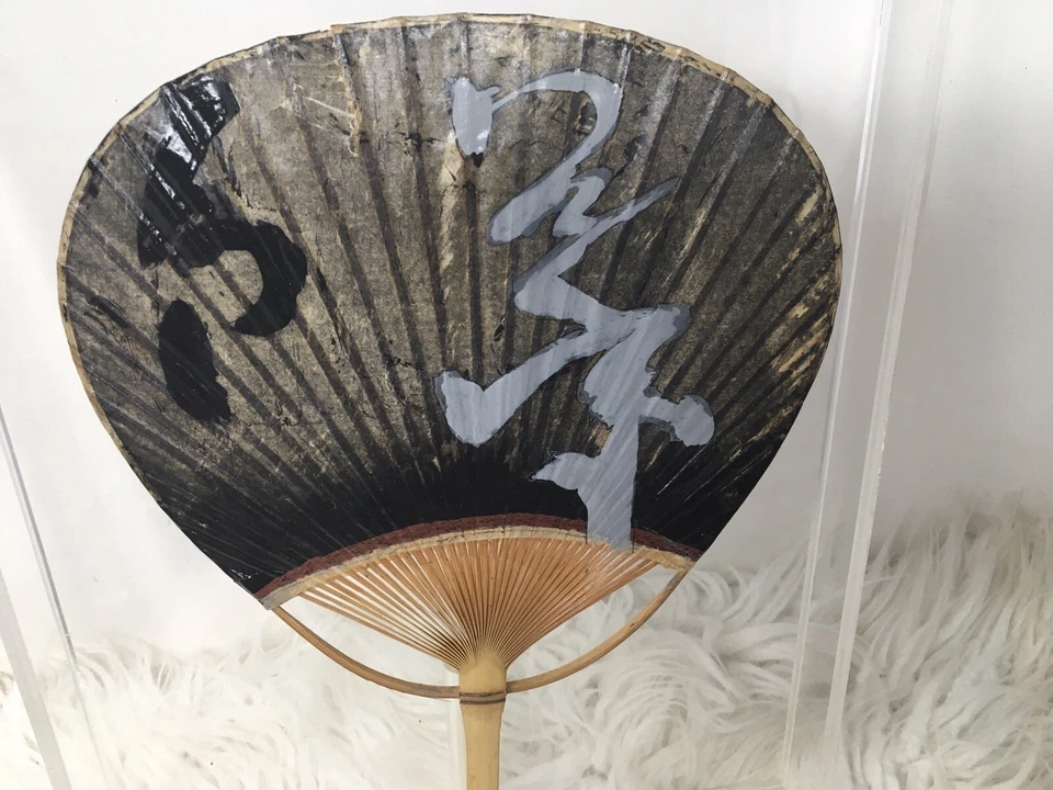 Antiguo abanico plano japonés Uchiwa de colección mango de bambú arte pintado en estuche Foto 3 de 4