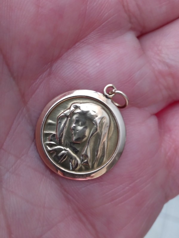 14K GOLD DOUBLE SIDED VINTAGE  VIRGIN MARY PENDANT VERY RARE AMAZING DETAILS. 