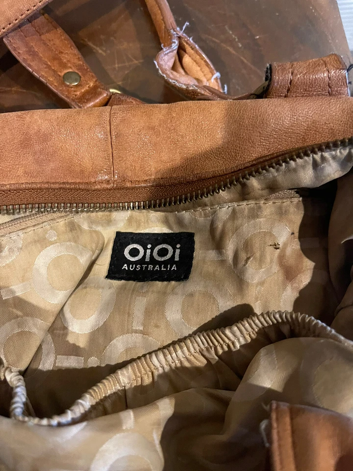 OiOi Leather Messenger Baby Diaper Soft Leather Change Travel Carryall Bag - Image 4 of 4