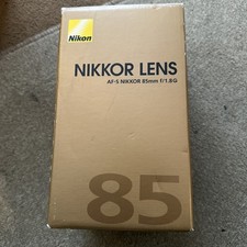 AF-S NIKKOR 85mm 1:1.8G portrait lens