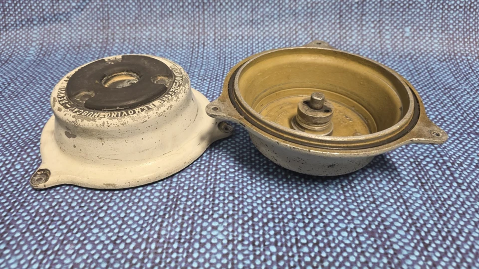 ( 2 )  McDonnell Douglas DC-9-30 HUB CAP   Part Number: 9543399  MLG WHEEL - Image 3 of 4