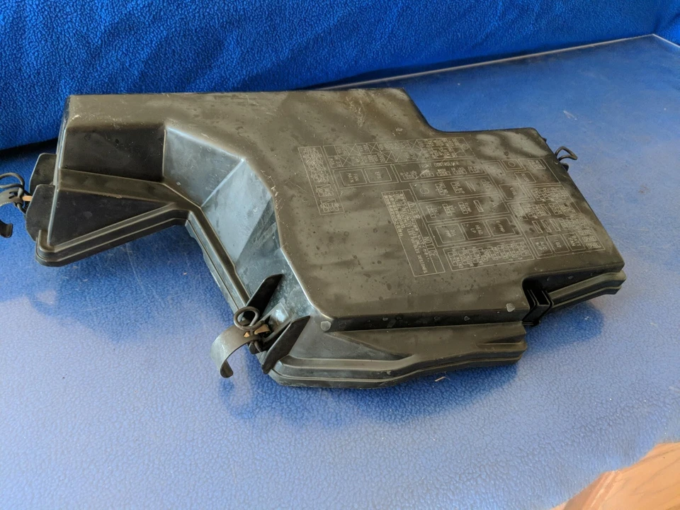 1998-2002 LEXUS LX470 陆地巡洋舰发动机托架 fusebox 熔断器盖 OEM — 第 3/4 张图片