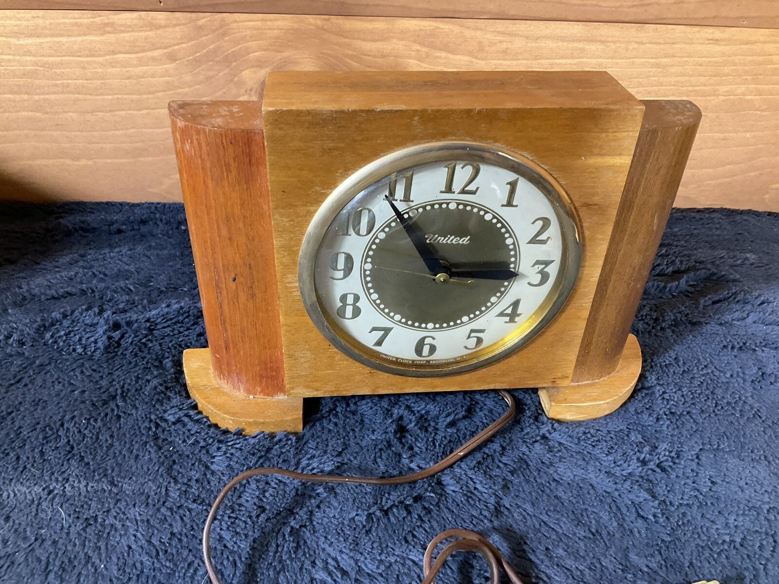 Vintage United Clock Corp Model 75 two color Art Deco desk or mantel