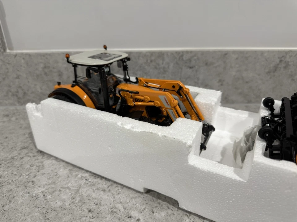 Wiking - Claas Arion 640 + FL 120 Communal - 1:32 Scale - 01700610 - New/Mint - Image 4 of 4