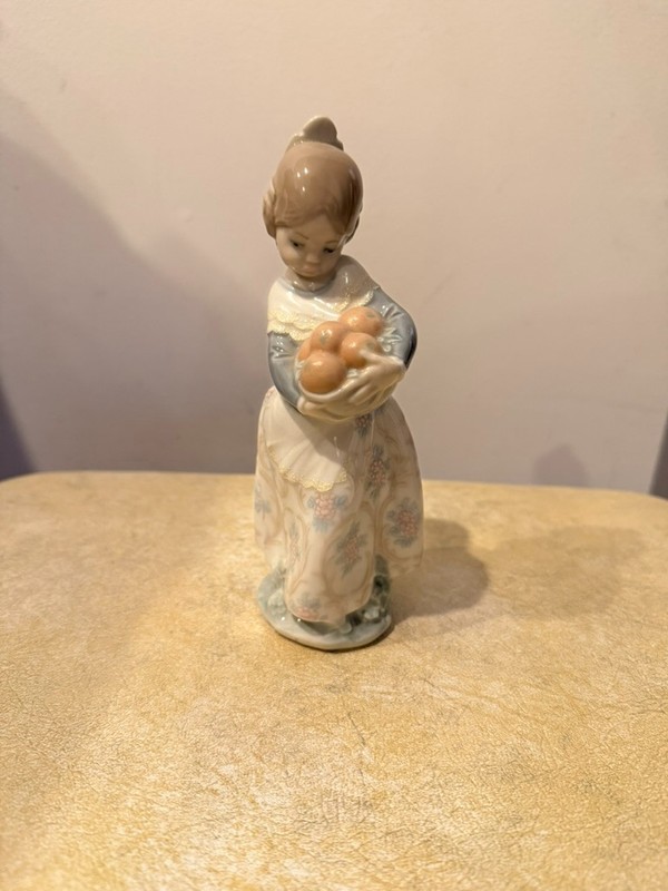 LLADRO "VALENCIAN GIRL HOLDING ORANGES" RETIRED PORCELAIN FIGURINE # 4841
