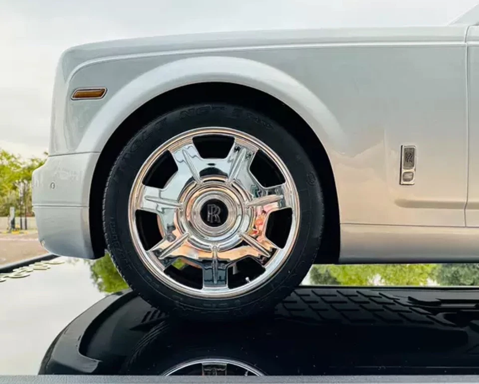 Rolls-Royce Phantom (Silver) [Custom Made] 1:8 scale - Image 4 of 4