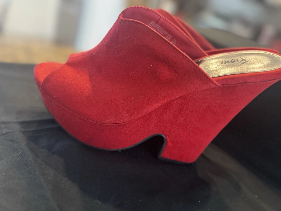 Fioni 坡跟鞋女式 7.5 红色麂皮绒楔形懒人鞋休闲高跟鞋 — 第 2/4 张图片