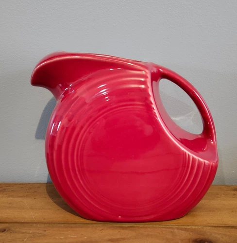 LARGE DISK PITCHER scarlet Red Fiestaware, FIESTA 67 OZ