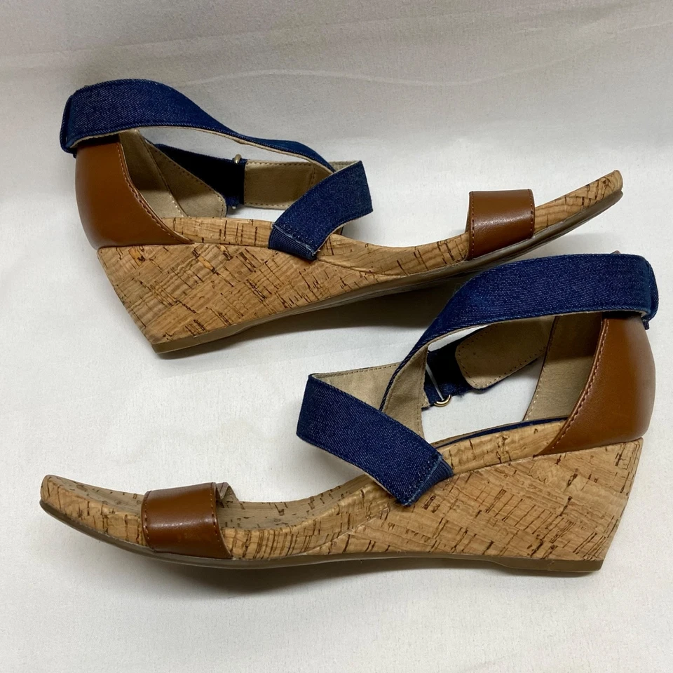 Sandalias de cuña deportivas Anne Klein para mujer 7 1/2 M azul correa cruzada logotipo dorado Foto 2 de 4