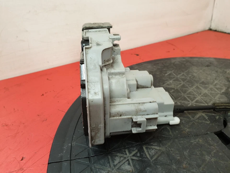 CHRYSLER YPSILON SOLENOIDE ACTUADOR CERRADURA PUERTA DELANTERA LADO CERCANO 2012 - Imagen 3 de 4