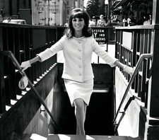 That Girl Marlo Thomas Escalator 8x10 Picture Celebrity Print
