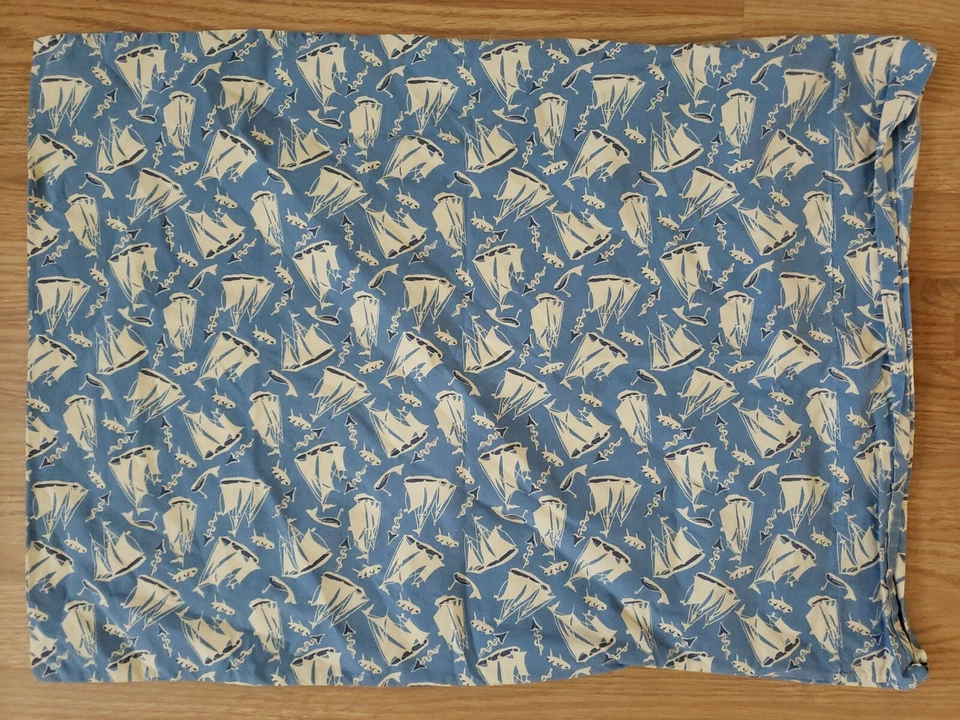 Funda de almohada estándar azul Pottery Barn barcos barco náutico playa costera ballena Foto 2 de 2