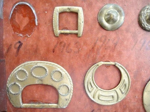 antique victorian LOT 54pc BRASS ORNAMENT HANDLES CHARMS FINDINGS DISPLAY WOOD - Picture 9 of 12