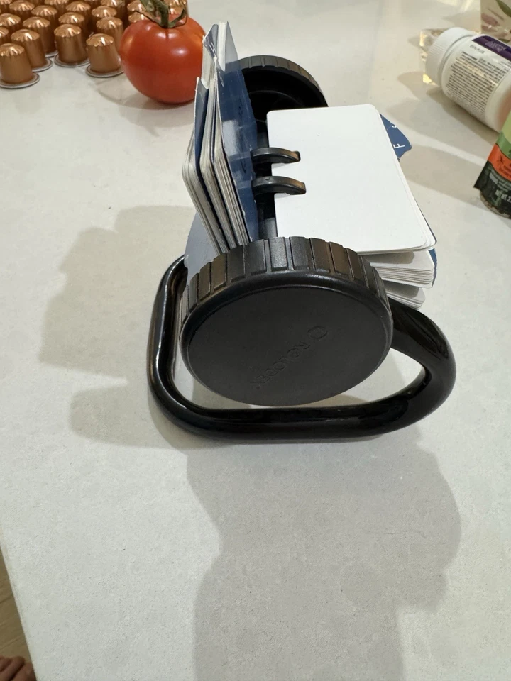Archivo de tarjeta rotativa abierta Rolodex tiene capacidad para 250 1 3/4 x 3 1/4 tarjetas negras 66700 Foto 2 de 4