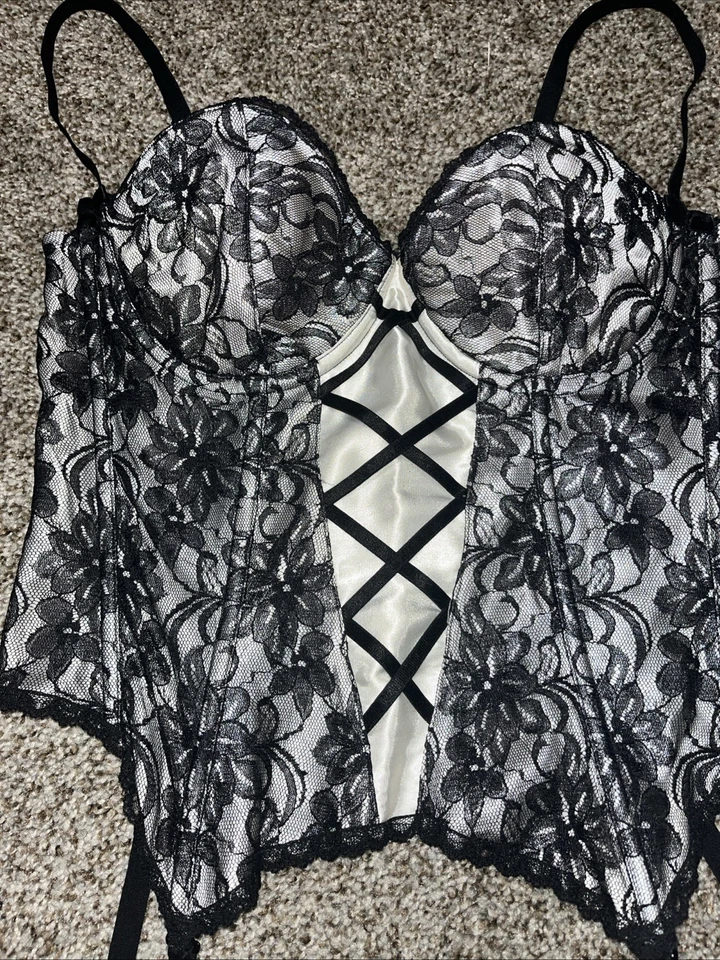 De Colección Fredrick’s Of Hollywood Blanco Satinado con Corsé de Encaje Negro/Bustier con Liguero Cuerda Foto 2 de 4