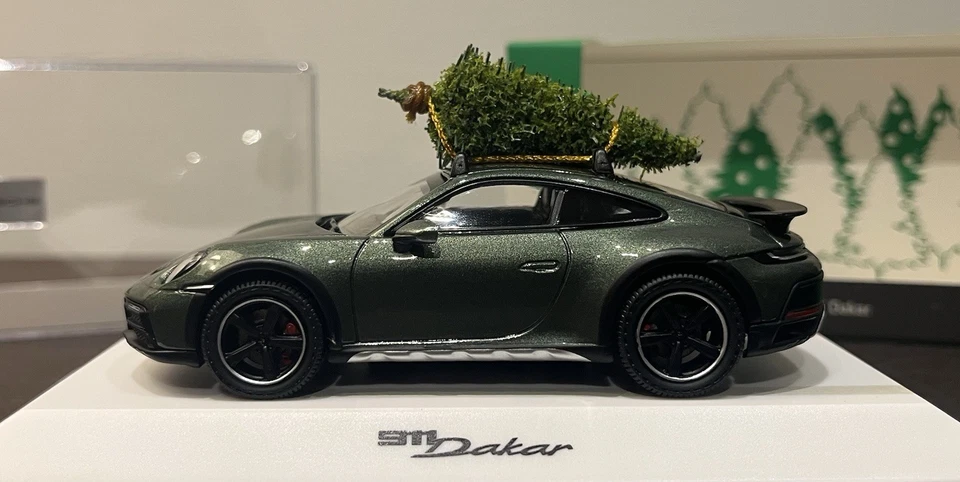 Porsche 911 Dakar 992 Spark 1 43 Green Metallic, Christmas Edition! - Immagine 3 di 4