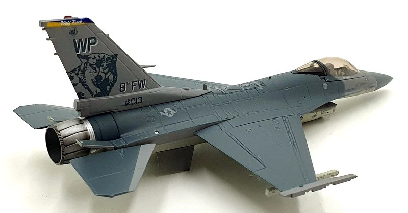 Dragon Wings escala 1/72 50037 - F-16C Fighting Falcon Wolf Pack 2002 8º FW - Imagem 3 de 4