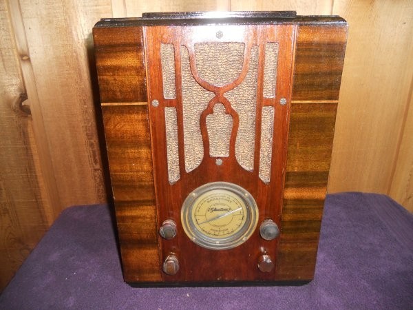Silvertone Tombstone Wood Tube Radio