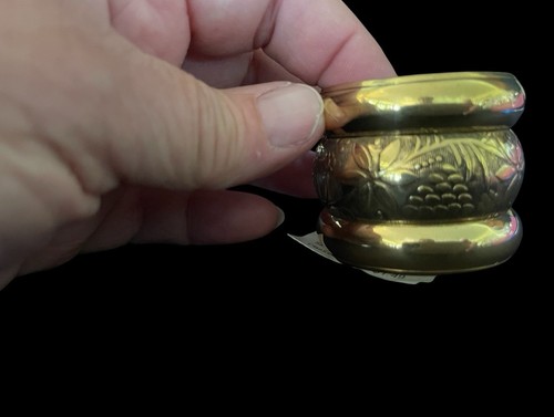 Set Of 9 Brass Tone Floral Etched Napkin Rings Vintage NEW - Picture 4 of 4
